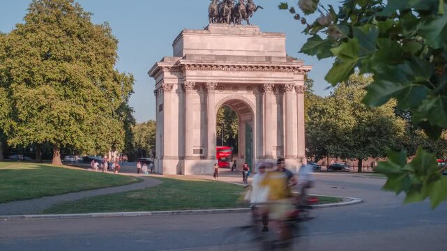 Time-lapse of Wellington Arch with people walking and commuting on a sunny day in London, UK