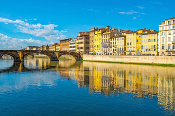 Obraz premium Blick auf Ponte Vecchio, die älteste Brücke über den Fluss Arno, Florenz, Italien 