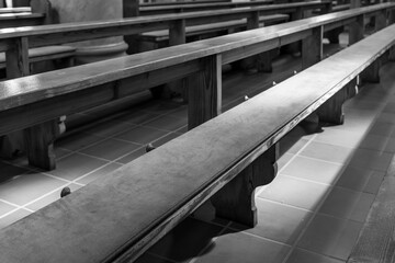 Obraz premium Empty wooden pews in a church