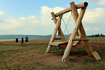 Wandernde Familie vor der riesigen Holzschaukel auf dem neuen Wanderweg Moselsteig Seitensprung...