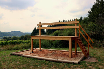 Riesen-Holzbank auf dem neuen Wanderweg Moselsteig Seitensprung Konzer Höhenrunde bei Konz an der...