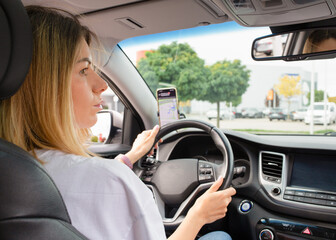 Naklejka premium portrait of a young woman driving a car in the city.