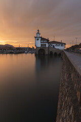 Naklejka premium Faro de Arriluce en la hora dorada