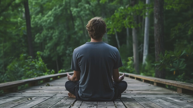 Hombre meditando al aire libre en medio de la naturaleza
