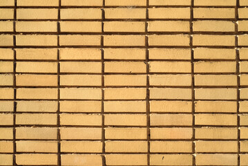 Pared exterior de ladrillo amarillo 