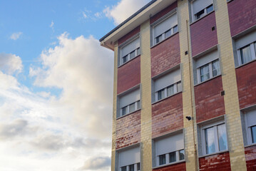 Ventanas en edificio de viviendas de pueblo