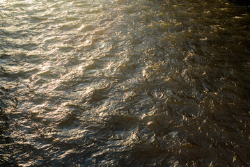 Superficie de agua en río fluyendo al atardecer
