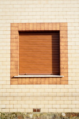 Persiana cerrada en ventana marrón © Darío Peña