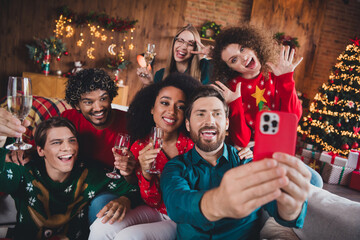 Photo of cheerful young people friend group sit couch selfie photo have fun celebrate cozy christmas party decor spacious apartment indoors
