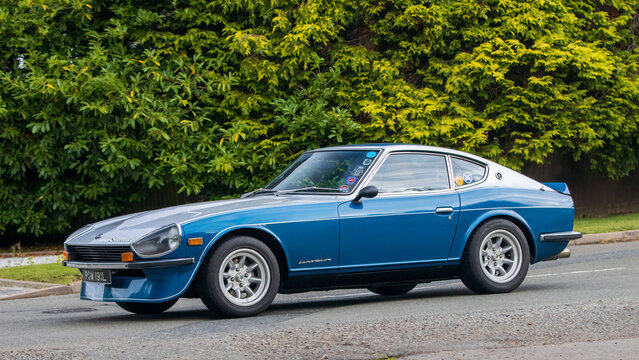 1972 blue Datsun 240Z car