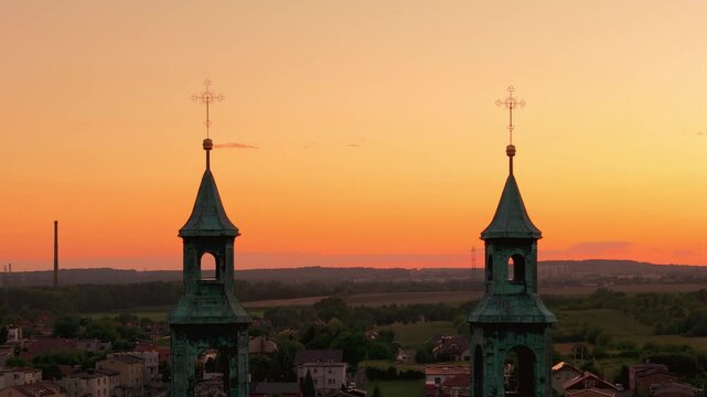 Wieże Bazyliki NMP i Św. Bartłomieja w Piekarach Śląskich o zachodzie słońca &ndash; widok z drona