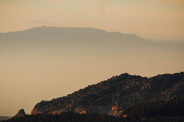 atardecer en montañas