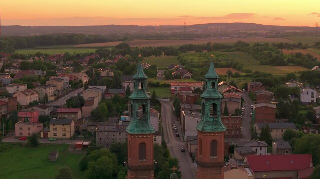 Bazylika NMP i Św. Bartłomieja w Piekarach Śląskich &ndash; od wież po panoramę miasta o zachodzie słońca