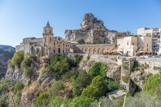 &Eacute;glise et Piazza San Pietro Caveoso depuis la Via Madonna delle Virt&ugrave;, &agrave; Matera, Italie