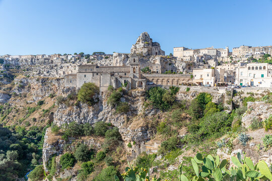 Vue sur l'&Eacute;glise San Pietro Caveoso, le Sasso Caveoso et la Gravina di Matera, &agrave; Matera, Italie