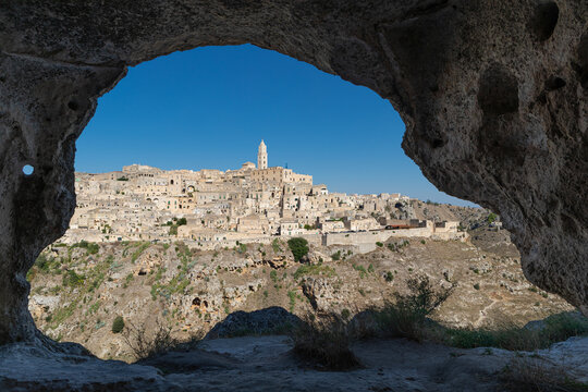 Vue sur le Sasso Barisano depuis une grotte du sentier de la Gravina di Matera, &agrave; Matera, Italie