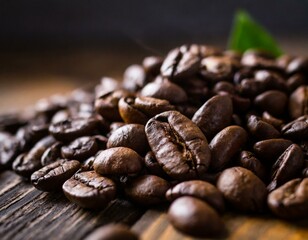 Close-up de un monton de granos de caf&eacute; negro  tostado