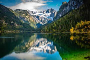 Obraz premium View on Dachstein from Vorderer Gosausee 