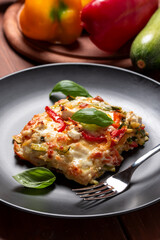 Lasagna vegetariana con zucchine e peperoni, cibo italiano 