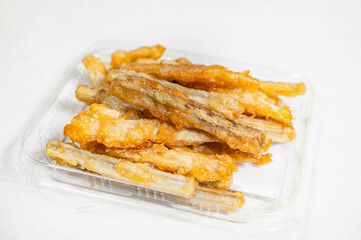 パック入りのごぼうの唐揚げ