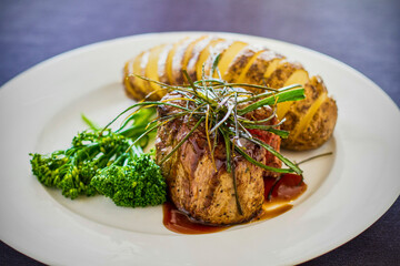 pan roasted filet mignon with potatoes and broccolini