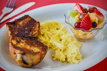 scrambled eggs with cinnamon raisin toast