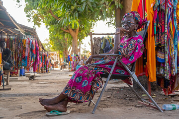 kobieta w tradycyjnym stroju afrykańskim , stoisko handlowe ,  © ckukis