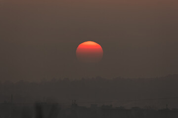 aufgehende Sonne im Dunst