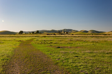 Fototapeta premium Sunny view of the landscape of San Luis Reservoir State Recreation Area