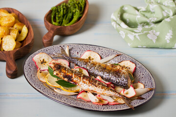 Grilled mackerel with apples, onoions and bay leaves