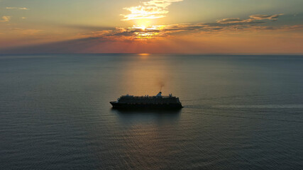 Obraz premium Cruise ship during sunset