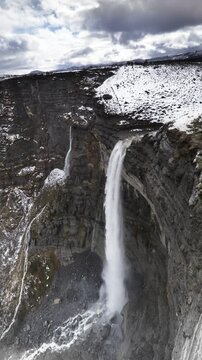 Salto del nervion en invierno con nieve y gran cantidad de agua cayendo por la cascada