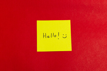 A yellow sticky note with the word "hello" written on it © Dionisio