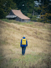 Kobieta w górach. Chata w górach. Beskid wypowy © Karolina