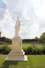 Fototapeta na wymiar statue in the park