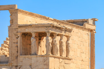 Obraz premium The building has a lot of statues of women on it, Acropolis in Athens