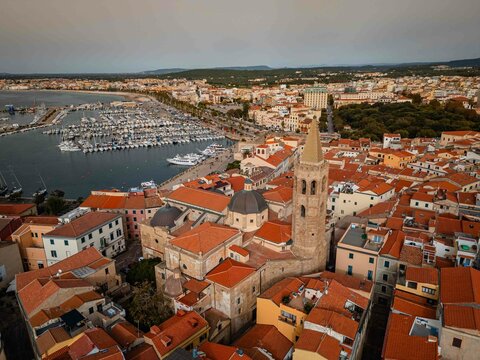 Alghero, bekend om zijn Catalaanse invloeden, biedt prachtige stranden, een sfeervolle oude stad met historische muren, en heerlijke zeevruchten. Ideaal voor een zonnige en culturele ontsnapping!