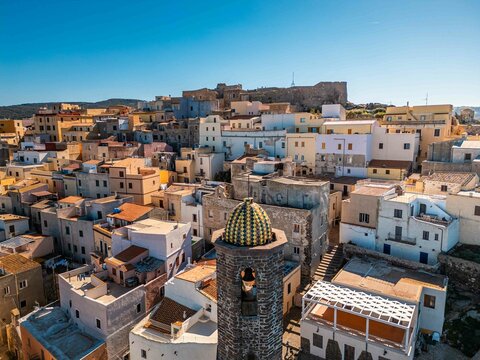 Alghero, bekend om zijn Catalaanse invloeden, biedt prachtige stranden, een sfeervolle oude stad met historische muren, en heerlijke zeevruchten. Ideaal voor een zonnige en culturele ontsnapping!