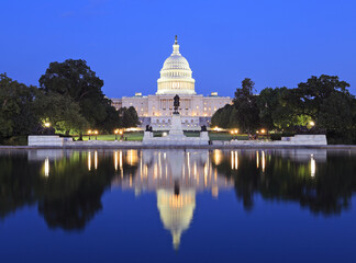 Obraz premium US Capitol illuminated at dusk in Washington DC with nice reflections into the water, USA