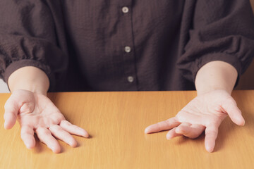 アジア人の中年女性の手のひら