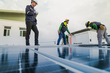 Obraz premium A worker installs or maintains solar panels on a rooftop. The image highlights renewable energy technology, solar power systems, and the role of workers in implementing sustainable energy solutions.