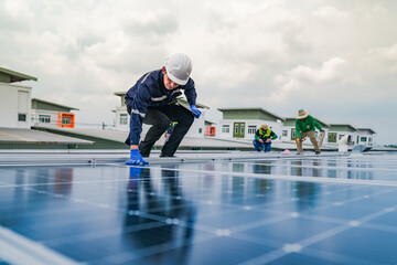 Obraz premium A worker installs or maintains solar panels on a rooftop. The image highlights renewable energy technology, solar power systems, and the role of workers in implementing sustainable energy solutions.