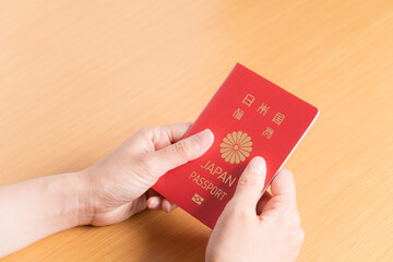 パスポートを持つ女性の手