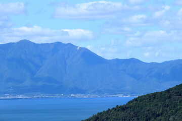 Obraz premium 琵琶湖と比良山地と秋の空