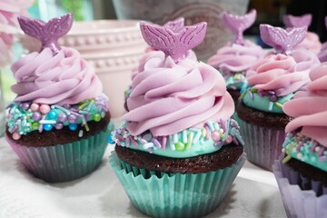 Mermaid fantasy chocolate cupcakes with sprinkles and vanilla buttercream frosting. Perfect ocean them mermaid cupcakes for little girls birthday parties.