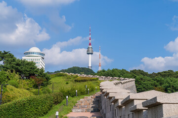 Obraz premium Viewpoint Seoul Korea downtown best view landmark in Namsan park and beautiful cloudy at Seoul tower