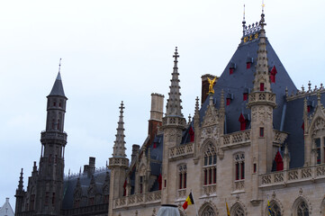 Hermosa fachada neocl&aacute;sica de la Corte Provincial de Brujas durante una ma&ntilde;ana nublada