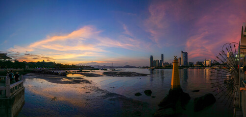 Naklejka premium sunrise over the city skyline
