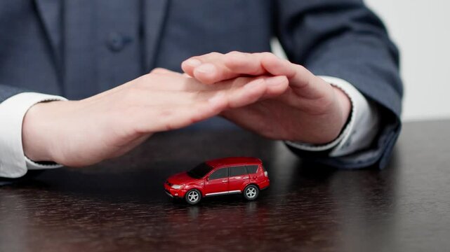 車を守るビジネスマンの手元