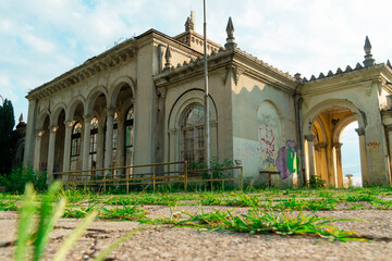 Obraz premium An abandoned 19th century station building with columns